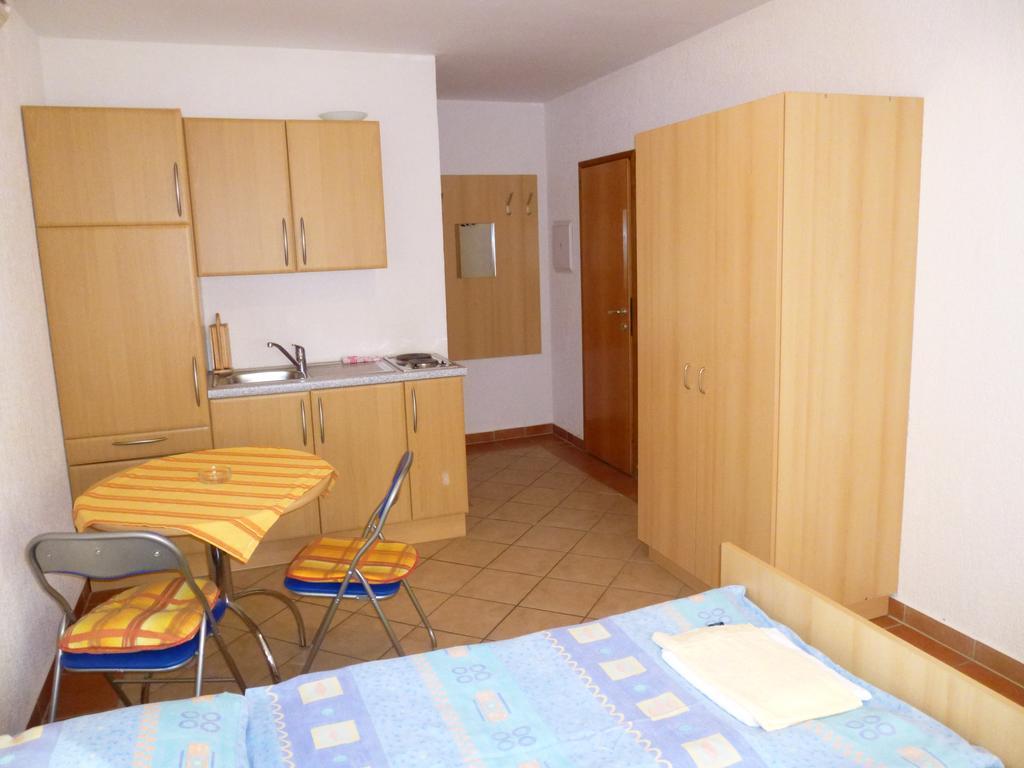 Apartments Villa Rosmarin Omišalj Pokój zdjęcie