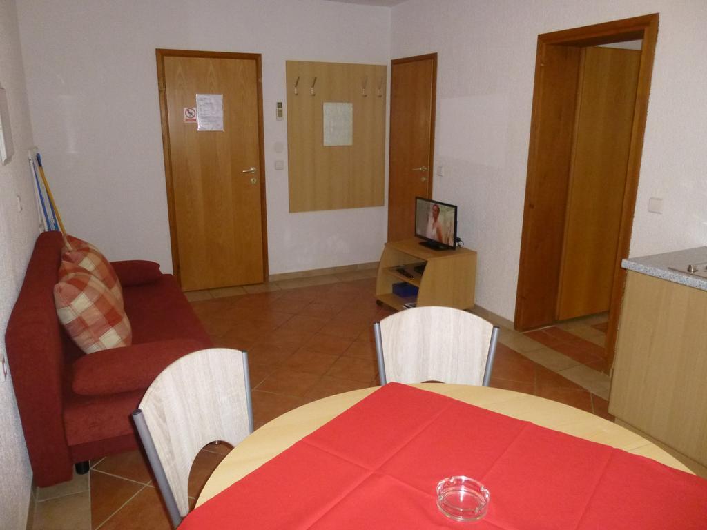 Apartments Villa Rosmarin Omišalj Pokój zdjęcie