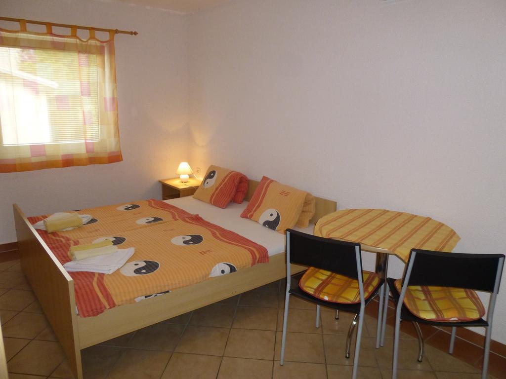 Apartments Villa Rosmarin Omišalj Pokój zdjęcie